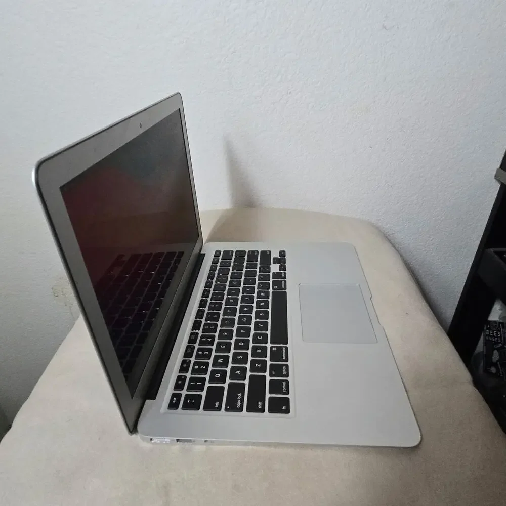 Apple Mac Book Air 2014 13in (Gray) - Picture 8 of 9